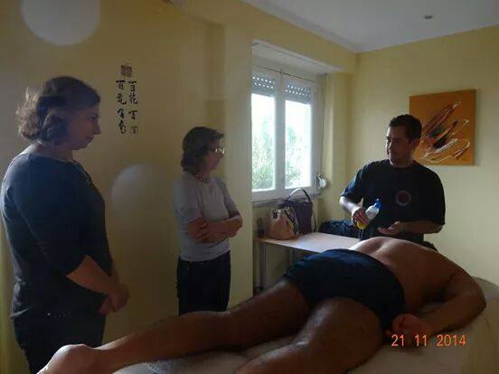 Randall aplicando piramidoterapia