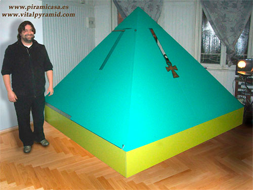 Gabriel García con una Piramicama Hércules