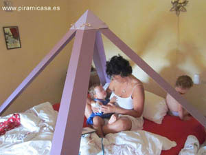 Madre y sus hijos en el interior de una Piramicama de aluminio puro