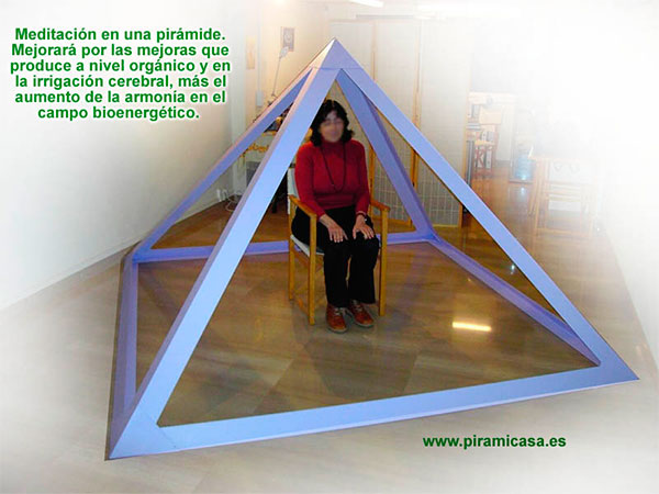 Meditación de una mujer en el interior de una pirámide