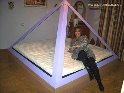 Piramicama lila con usuaria feliz en su interior