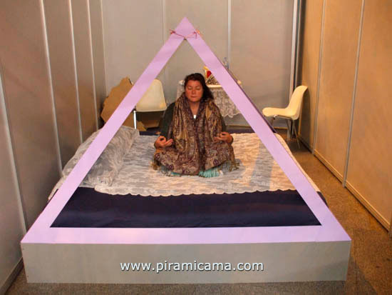 Mujer meditando en una cama piramidal