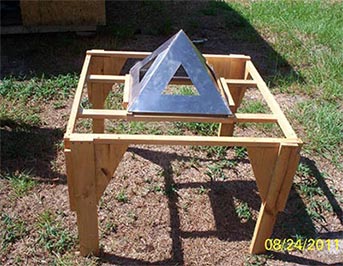 Pirámide exterior para tratar colmenas con la antipirámide