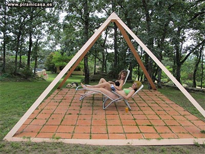 Piramijardín de 4 metros con chicas relajándose